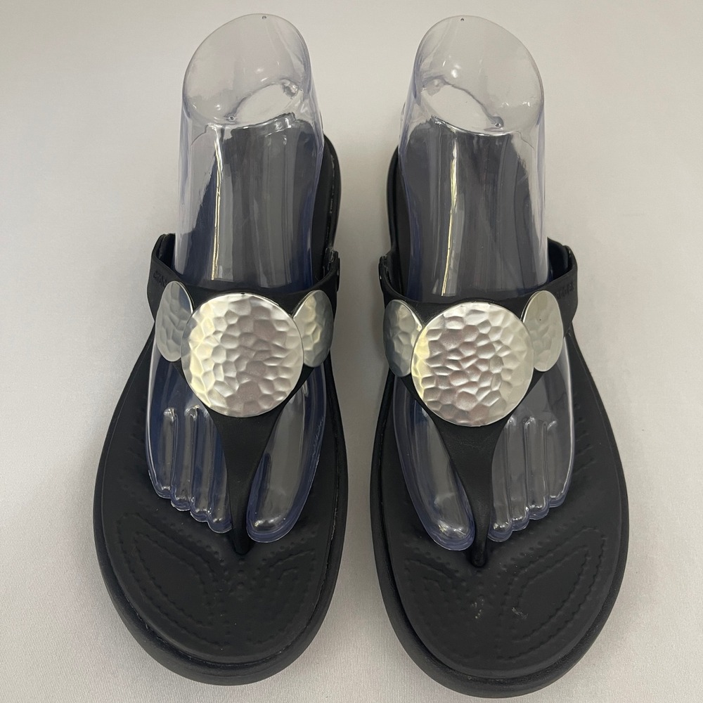Crocs Sanrah Womens 10 Black Hammered Circle Medallion Thong Sandals Flip Flops - Picture 6 of 10